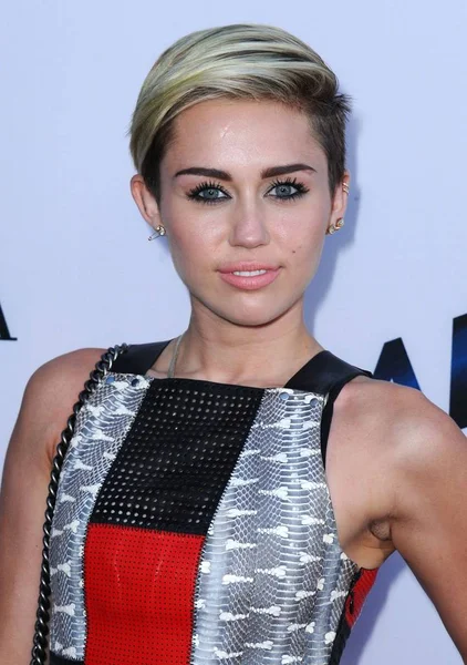 Miley Cyrus Agli Arrivi Paranoia Premiere Directors Guild America Dga — Foto Stock