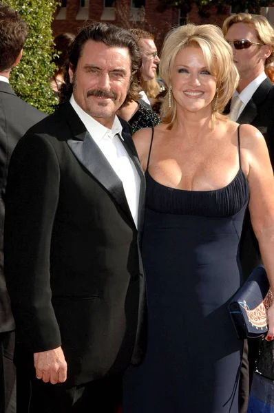 Ian Mcshane Echtgenote Bij Aankomst Voor 2005 Creative Arts Emmy — Stockfoto