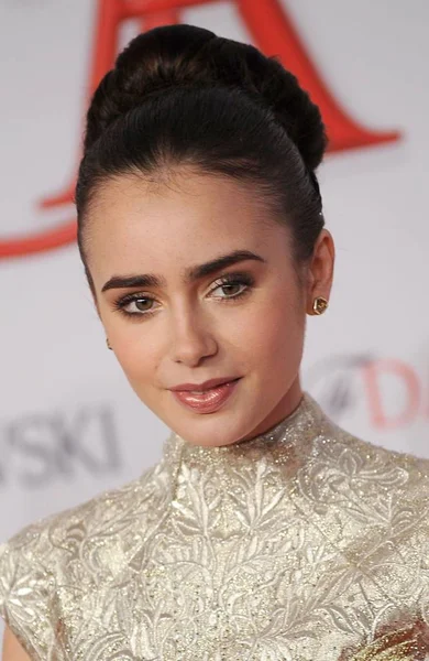 Lily Collins Las Llegadas Para Los Cfda Fashion Awards 2012 — Foto de Stock