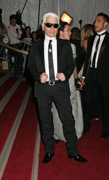 Karl Lagerfeld Bei Der Ankunft Für Poiret King Fashion Gala — Stockfoto