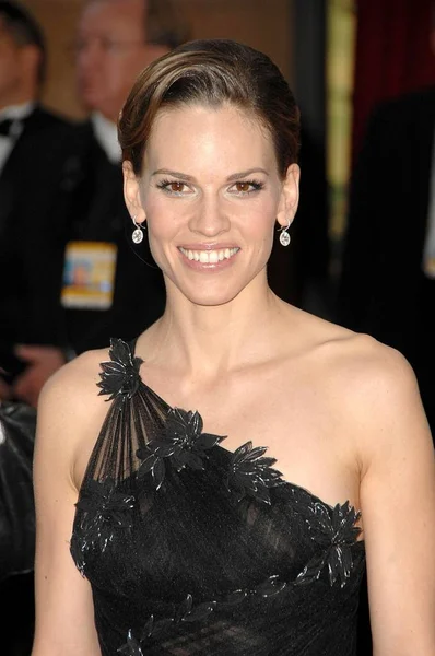 Hilary Swank (bir Versace Couture elbisesi ve Chopard takı giyen) kırmızı halı için gelenler-80th yıllık Akademi Ödülleri Oscars töreni, Kodak Tiyatrosu, Los Angeles, CA, Şubat 24, 2008. Fotoğraf: David Longendyke/Everett Collection