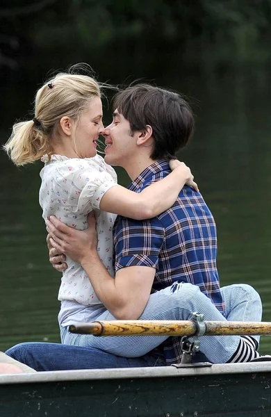 Drew Barrymore, Justin Long on location for GOING THE DISTANCE filming, Central Park, New York, NY August 6, 2009. Photo By: Kristin Callahan/Everett Collection