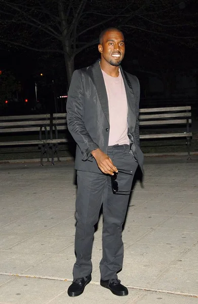 Kanye West Příjezdy Pro Vanity Fair Tribeca Filmový Festival Zahajovací — Stock fotografie
