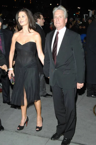 Catherine Zeta Jones Vestindo Vestido Vicky Tiel Michael Douglas Chegadas — Fotografia de Stock