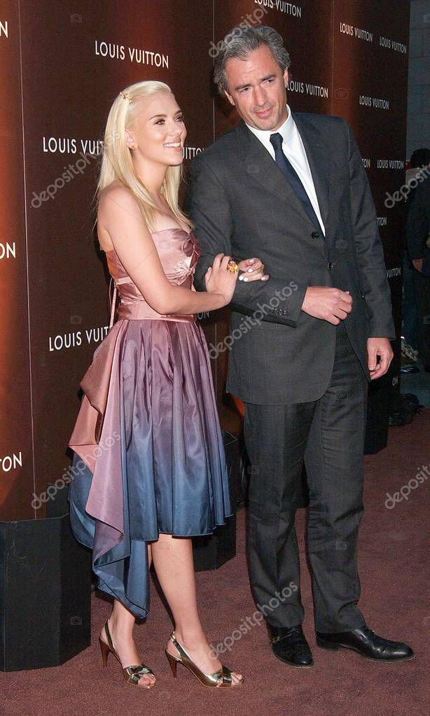 Scarlett Johansson en las llegadas a la Colección Louis Vuitton Spring