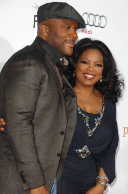 Oprah Winfrey, Tyler Perry Afi Fest için gelenler 2009 Değerli Gösterimi: Sapphire, Grauman Çin Tiyatrosu, Los Angeles, Ca Kasım 1, 2009 tarafından Roman Push dayalı. Fotoğraf: Dee Cercone /Everett Collection