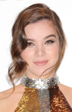 Hailee Steinfeld Michael Kors Gold Collection parfüm lansmanı için gelen, standart üst, New York, NY 13 Eylül 2015. Fotoğraf: Kristin Callahan/Everett Collection