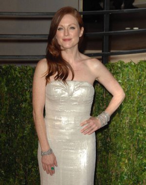 Julianne Moore (Calvin Klein elbisesi giyiyor) Vanity Fair Oscar Party için gelenler, Sunset Tower Hotel, Los Angeles, Ca Mart 7, 2010. Fotoğraf: Dee Cercone /Everett Collection