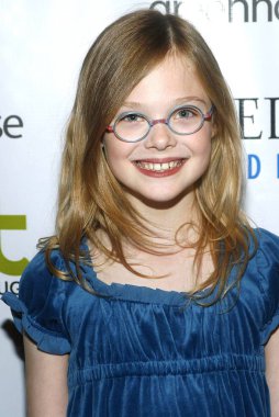 Elle Fanning Phoebe Için Gelenler Pamuk Pazarı Dünya Prömiyeri Partisi, Sundance Film Festivali, Park City, Ut, Ocak 20, 2008. Fotoğraf: James Atoa / Everett Koleksiyonu