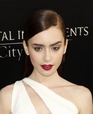 Lily Collins Mortal Instruments için gelenler: City Of Bones Premiere, Arclight Sinemalar'' Cinerama Dome, Los Angeles, Ca Ağustos 12, 2013. Fotoğraf: Emiley Schweich /Everett Collection