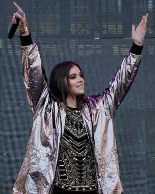 Hailee Steinfeld, Kiis Fm'den Wango Tango - Konser, Stubhub Center, Los Angeles, Ca May 13, 2017 için sahnede. Fotoğraf: Ja / Everett Koleksiyonu