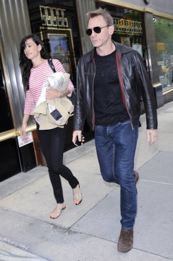 Satsuki Mitchell, Daniel Craig, yukarı doğu yakasında yürümek ve hakkında Celebrity candids için-Pazartesi, New York, New York, NY Mayıs 3, 2010. Fotoğraf: Ray tamarra/Everett Collection