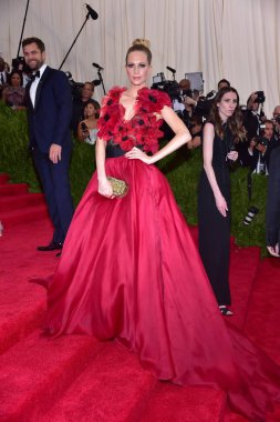 Poppy Delevingne, (Marchesa giyiyor) için gelenler ''Çin: Looking Glass'' Açılış Gecesi Met Gala - Bölüm 1, Metropolitan Museum of Art Kostüm Enstitüsü, New York, Ny Mayıs 4, 2015. Fotoğraf: Gregorio T. Binuya / Everett Koleksiyonu