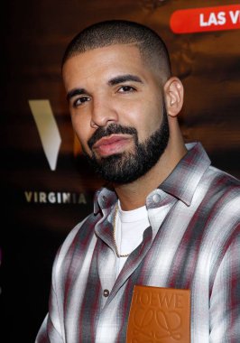 Drake, Virginia Black Whiskey, Sugar Factory American Brasserie, Las Vegas, Nv May 20, 2017 ile Gece Baykuşu Kadehi'ne giriş yaptı. Fotoğraf: Ja / Everett Koleksiyonu