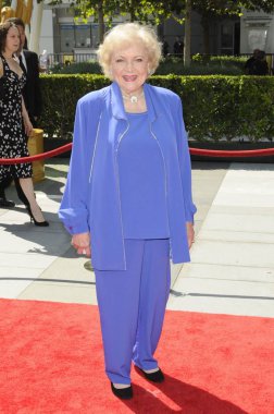 Betty White 2009 Creative Arts Emmy Ödülleri için gelenler - Gelenler, Nokia Tiyatrosu, Los Angeles, Ca Eylül 12, 2009. Fotoğraf: Roth Stok / Everett Koleksiyonu