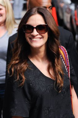 Aktris Julia Roberts, Ziyaret 'David Letterman ile Late Show' Ed Sullivan Tiyatrosu'nda dışarı ve Hakkında Ünlü Candids için - Çarşamba, , New York, Ny Ağustos 4, 2010. Fotoğraf: Ray Tamarra / Everett Koleksiyonu
