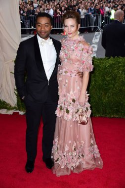 Chiwetel Ejiofor, Sari Mercer için gelenler 'Charles James: Beyond Fashion' Açılış Gecesi Metropolitan Museum of Art Yıllık Gala - Bölüm 3, Anna Wintour Kostüm Merkezi, New York, Ny Mayıs 5, 2014. Fotoğraf: Gregorio T. Binuya / Everett Koleksiyonu