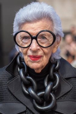 Iris Apfel dışarı ve hakkında Celebrity candids için-Wed, New York, NY 14 Eylül 2016. Fotoğraf: Al Pastor/Everett Collection