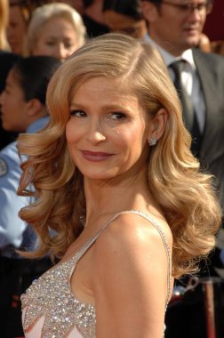 Kyra Sedgwick 2008 Primetime Emmy Ödülleri için gelenler - Gelenler, Nokia Tiyatrosu, Los Angeles, Ca, Eylül 21, 2008. Fotoğraf: Dee Cercone / Everett Koleksiyonu