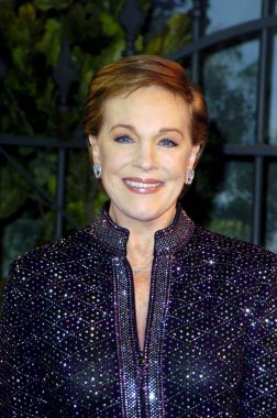 Julie Andrews 40 yıldönümü el CAPİTAİN Tiyatrosu 'nda Mary Poppins DVD sürümü, Los Angeles, CA, 30 Kasım 2004. (fotoğraf: Michael Germana/Everett Collection)