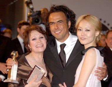 Adriana Barraza, Alejandro Gonzalez Inarritu ve Rinko Kikuchi Paramount ve DreamWorks resmi Golden Globes sonra Party, eski Robinsons-Mayıs mağaza, Beverly Hills, CA, 15 Ocak 2007 için gelenler. Fotoğraf: John Hayes/Everett C