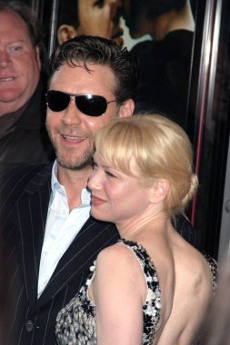 Russell Crowe, Rene Zellweger Cinderella Man Premiere, Loews Lincoln Square Theater, New York, Ny, Haziran 1, 2005 için gelenler. Fotoğraf: Rob Rich / Everett Koleksiyonu