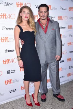 Amber Heard (Victoria Beckham elbisesi giyiyor), Johnny Depp Toronto Uluslararası Film Festivali'nde Black Mass Premiere için gelenler 2015, Visa Screening Room, Toronto, Eylül'de 14, 2015. Fotoğraf: Gregorio Binuya / Everett Koleksiyonu