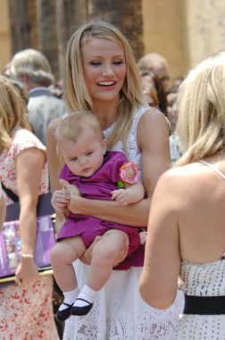 Cameron Diaz, Cameron Diaz, Hollywood Boulevard, Los Angeles, CA Haziran 22, 2009 için şöhret töreni Hollywood Walk Star için indüksiyon töreninde yeğeni Chloe. Fotoğraf: Ezra Marsh/Everett Collection