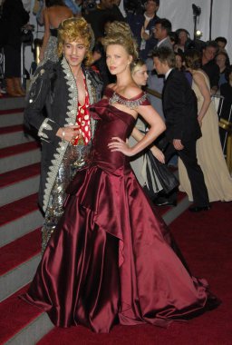 John Galliano, Charlize Theron (John Galliano tarafından Dior Haute Couture giyiyor) Anglomania için gelenler: Gelenek ve İngiliz Moda Açılış Gala, Metropolitan Museum of Art Kostüm Enstitüsü, New York, Ny, Mayıs 01, 2006. Fotoğraf 