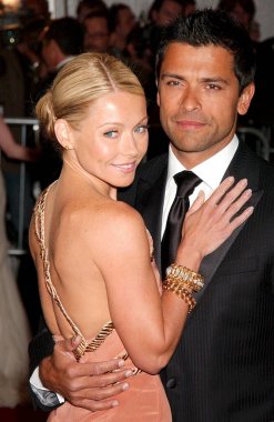 Kelly Ripa (Fred Leighton mücevherleri ve Zac Posen elbise giyen), Mark Consuelos ' Poiret için gelen: Kral moda ' Metropolitan Müzesi Sanat Kostüm Enstitüsü yıllık gala, Metropolitan Museum of Art, New York, NY, Mayıs 07, 2007. Fotoğraf 