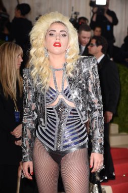 Lady Gaga, Manus x machina için gelenler at Atelier Versace giyiyor: moda bir yaş teknoloji açılış gece Kostüm Enstitüsü yıllık gala-Part 3, Metropolitan Müzesi Sanat, New York, NY Mayıs 2, 2016. Fotoğraf: Derek Storm/Everett Collection