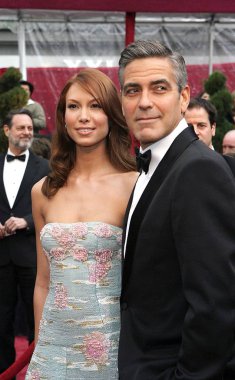 George Clooney, Sarah Larson (Valentino Couture elbisesi giyiyor) Kırmızı Halı için gelenler - 80 Yıllık Akademi Ödülleri Oscar Töreni, Kodak Tiyatrosu, Los Angeles, Ca, Şubat 24, 2008. Fotoğraf: Emilio Flores /Everett Collection