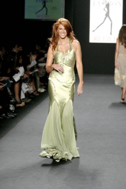 Angie Everhart içinde moda için Relief Için, Bryant Park, New York, NY, Eylül 16, 2005. Fotoğraf: Rob Rich/Everett Collection