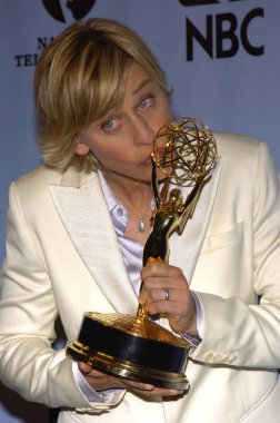 En İyi Talk Show Host kazanan Ellen Degeneres Radio City Music Hall Mayıs 21, 2004 New York'ta 31 Yıllık Gündüz Emmy Ödülleri yayını için basın odasında poz veriyor. (Fotoğraf: Lawrence Lucier/Everett Collection)