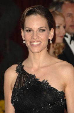 Hilary Swank (bir Atelier Versace elbise ve Chopard takı giyen) Part 2 için gelenler-kırmızı halı-80th yıllık Akademi Ödülleri Oscars töreni, Kodak Theatre, Los Angeles, CA, Şubat 24, 2008. Fotoğraf: David Longendyke/Everett Collection