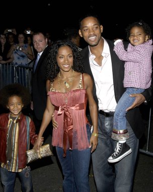 Will Smith ve eşi Jada Pinkett Smith, çocuklarıyla birlikte 27 Eylül 2004 'te Central Park, New York' taki Delacorte Tiyatrosu 'nda Sharkspeare In The Park' ta Shark Tale 'in galası var. (Fotoğraf: S.Sarac / Everett Koleksiyonu)
