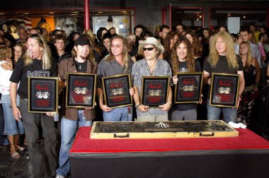 Nicko McBrain, Adrian Smith, Dave Murray, Bruce Dickinson, Steve Harris ve Janick Gers, Hollywood Rockwalk Indüksiyonu Iron Maiden, Guitar Center Hollywood, Los Angeles, CA, 19 Ağustos 2005 için indüksiyon töreni. Fotoğraf: Michael German