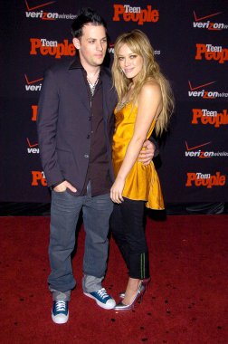 Hilary Duff, Joel Madden genç Insanlar dördüncü yıllık sanatçı yıl sayı, element Nightclub, Los Angeles, CA, Salı, Kasım 22, 2005 için gelenler. Fotoğraf: David Longendyke/Everett Collection