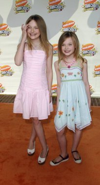 Dakota Fanning, Elle Fanning 2007 Nickelodeon's Kids Choice Ödülleri, Ucla Pauley Pavilion, Los Angeles, Ca, Mart 31, 2007 için gelenler. Fotoğraf: Michael Germana / Everett Koleksiyonu