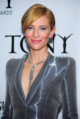 Cate Blanchett (bir Van Cleef & Arpels kolye giyen) American Theatre Wing 's 64 yıllık Antoinette Perry Tony Ödülleri için gelen gelenler, radyo City Music Hall, New York, NY Haziran 13, 2010. Fotoğraf: Gregorio T. Binuya/Everett Collection