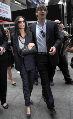 Demi Moore, Ashton Kutcher Eğlence Endüstrisi Vakfı katılmak için bir kamu görünüm de Kick Off Teşvik Gönüllülük, Times Square, New York, Ny Eylül 10, 2009. Fotoğraf: Gregorio Binuya / Everett Koleksiyonu
