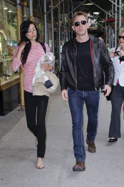 Satsuki Mitchell, Daniel Craig, yukarı doğu yakasında yürümek ve hakkında Celebrity candids için-Pazartesi, New York, New York, NY Mayıs 3, 2010. Fotoğraf: Ray tamarra/Everett Collection