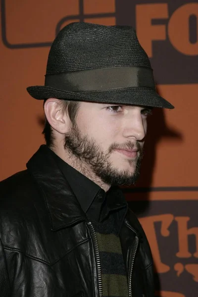 Ashton Kutcher Podczas Przyjazdów That70Sshowseriesfinaleparty Tropicana Roosevelt Hotel Los Angeles — Zdjęcie stockowe