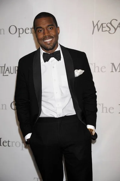 Kanye West Vid Ankomst Till Metropolitan Opera 125 Årsdagen Gala — Stockfoto
