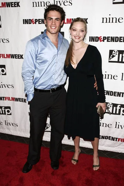 Micah Alberti Amanda Seyfried Arrivals Nine Lives Premiere Ifp Independent — Stock Photo, Image