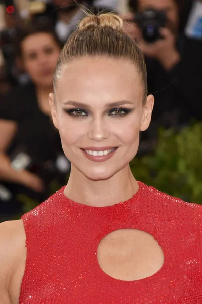 Natasha Poly Příjezdy Rei Kawakubo Comme Des Garcons Kostým Ústav — Stock fotografie