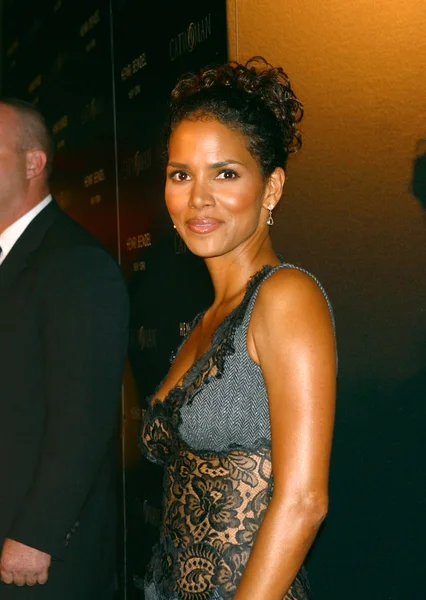 Halle Berry Henri Bendel Warner Brothers Spinnen Fect Catwoman Event — Stockfoto