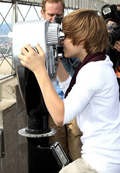 Justin Bieber Asistiendo Empire State Building Lighting Para Jumpstart 4Th — Foto de Stock