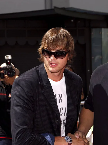 Ashton Kutcher Lors Cérémonie Intronisation Main Empreinte Kevin Costner Grauman — Photo