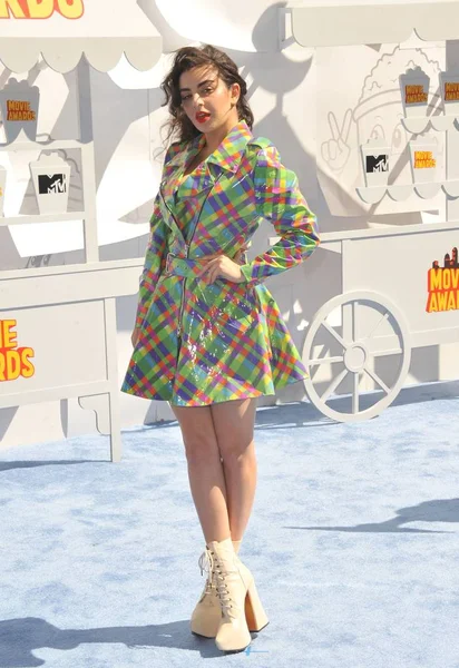 Charli Xcx Con Vestido Jeremy Scott Las Llegadas Para Los — Foto de Stock